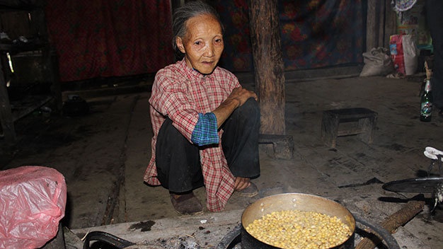 Noi nguoi dan an com don bap quanh nam hinh anh