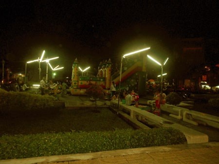 Nhiều đôi lứa thích thú ngồi ngắm khu vui chơi của thiếu nhi, và mơ ước về những ngôi nhà hạnh phúc.