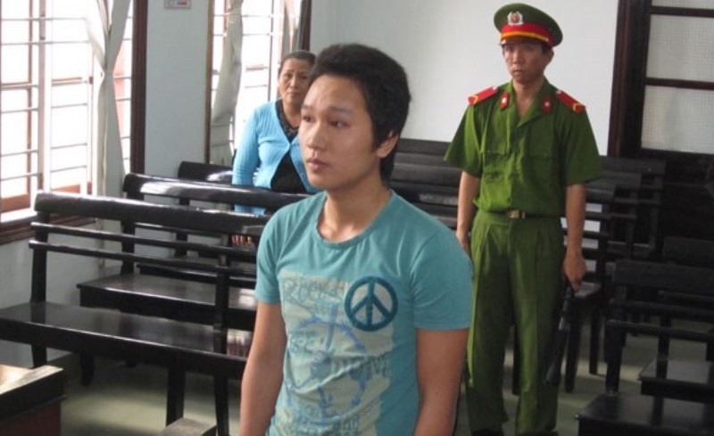 Tang an ke cuong hiep em vo truoc mat me vo hinh anh