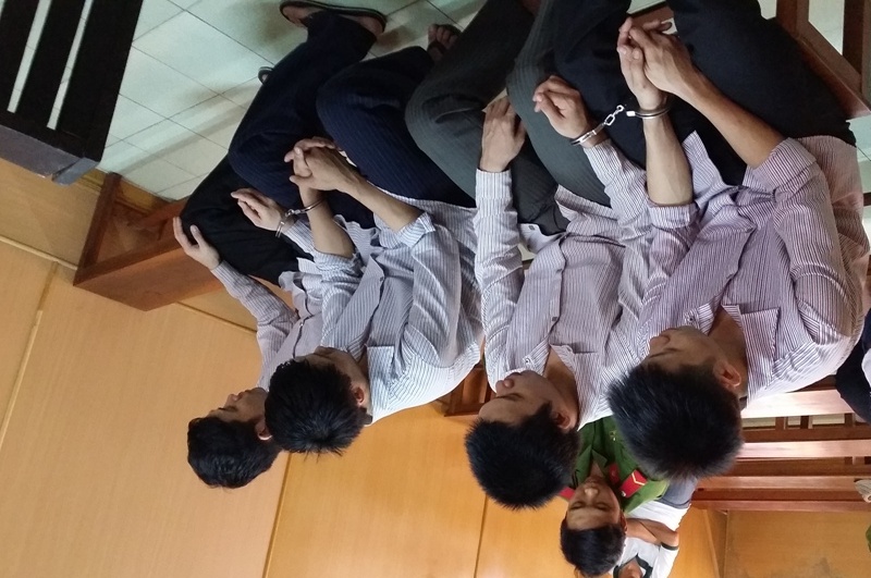Các bị cáo trước vành móng ngựa.