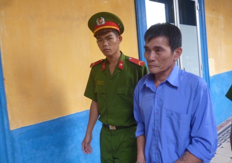 Phat tu lao nong choi 'tro nguoi lon' voi thieu nu dang lon hinh anh