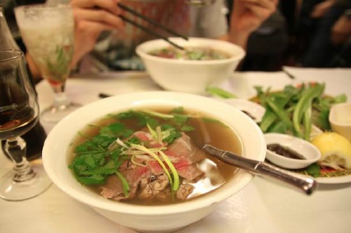 Nghi pham tron khoi nha tam giu bi bat khi dang an pho hinh anh