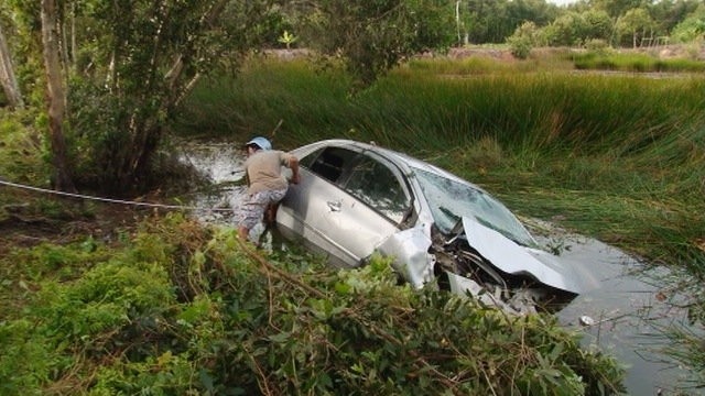 Tai xe khong cuu bac si tu nan trong oto se bi xu ly hinh su hinh anh