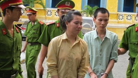 Ba nguoi phu nu vao tu vi mang toi hiep dam hinh anh