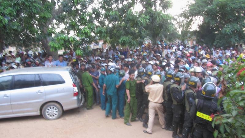 Nhom nguoi nghi 'bat tre em, mo bung' o Binh Thuan la ai? hinh anh