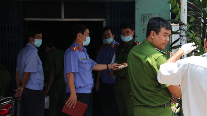 Cơ quan chức năng khám nghiệm hiện trường.