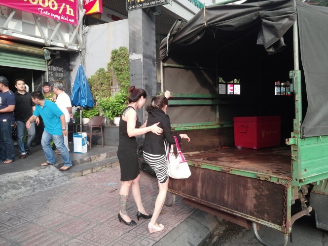 Một số cô gái trong quán được đưa về trụ sở công an để kiểm tra.