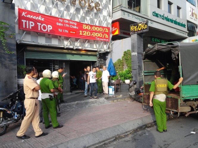 Công an đang kiểm tra Karaoke Tiptop.