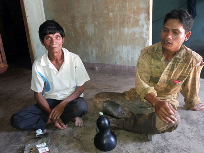 Bi phat tien vi khong chiu cuoi hinh anh