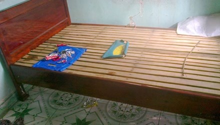 Phat hien thi the hang xom phan huy tren giuong hinh anh