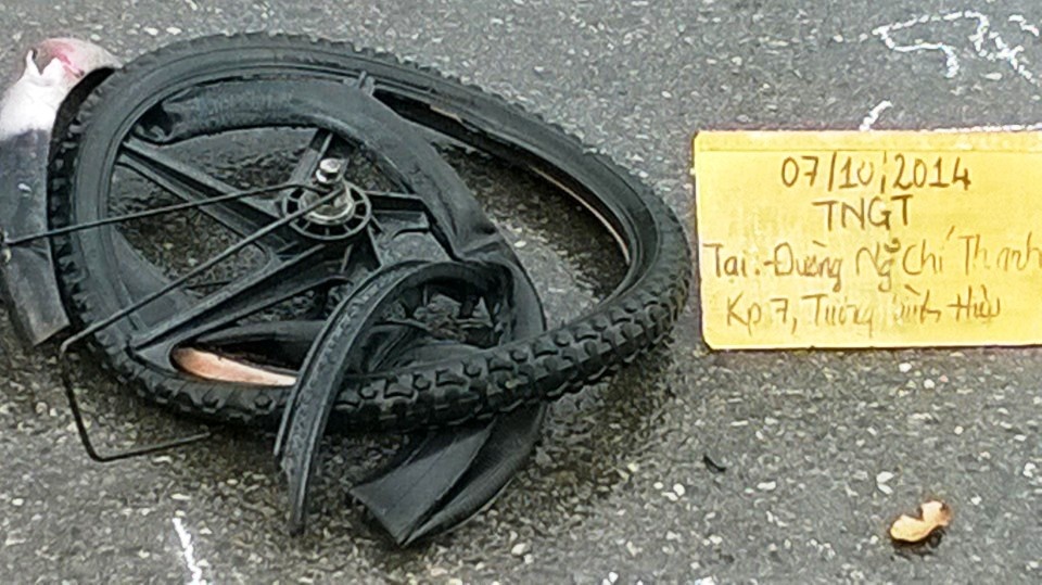 Di mua com, be trai 9 tuoi bi xe tai can qua nguoi hinh anh