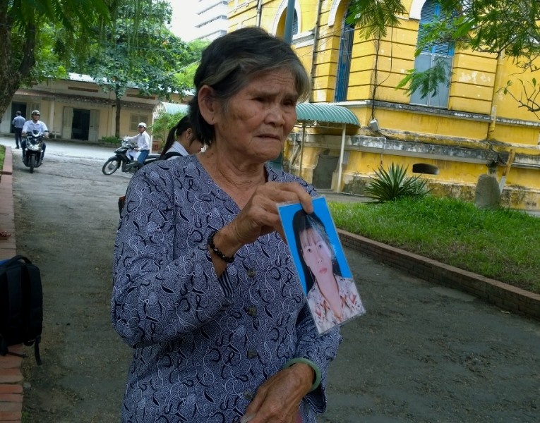 Bà Anh đau đớn bên di ảnh con gái.