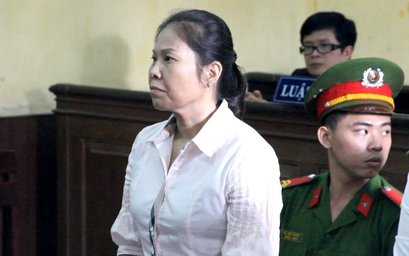 Nữ giáo viên trước vành móng ngựa.