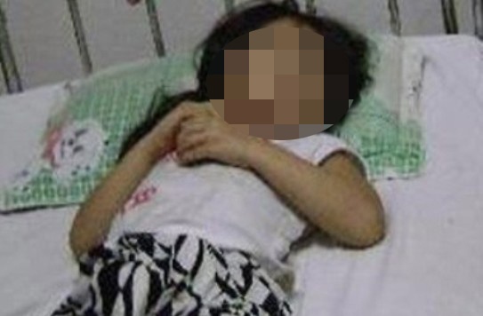 Ga trai duoi theo be gai 7 tuoi vao buong de lam bay hinh anh