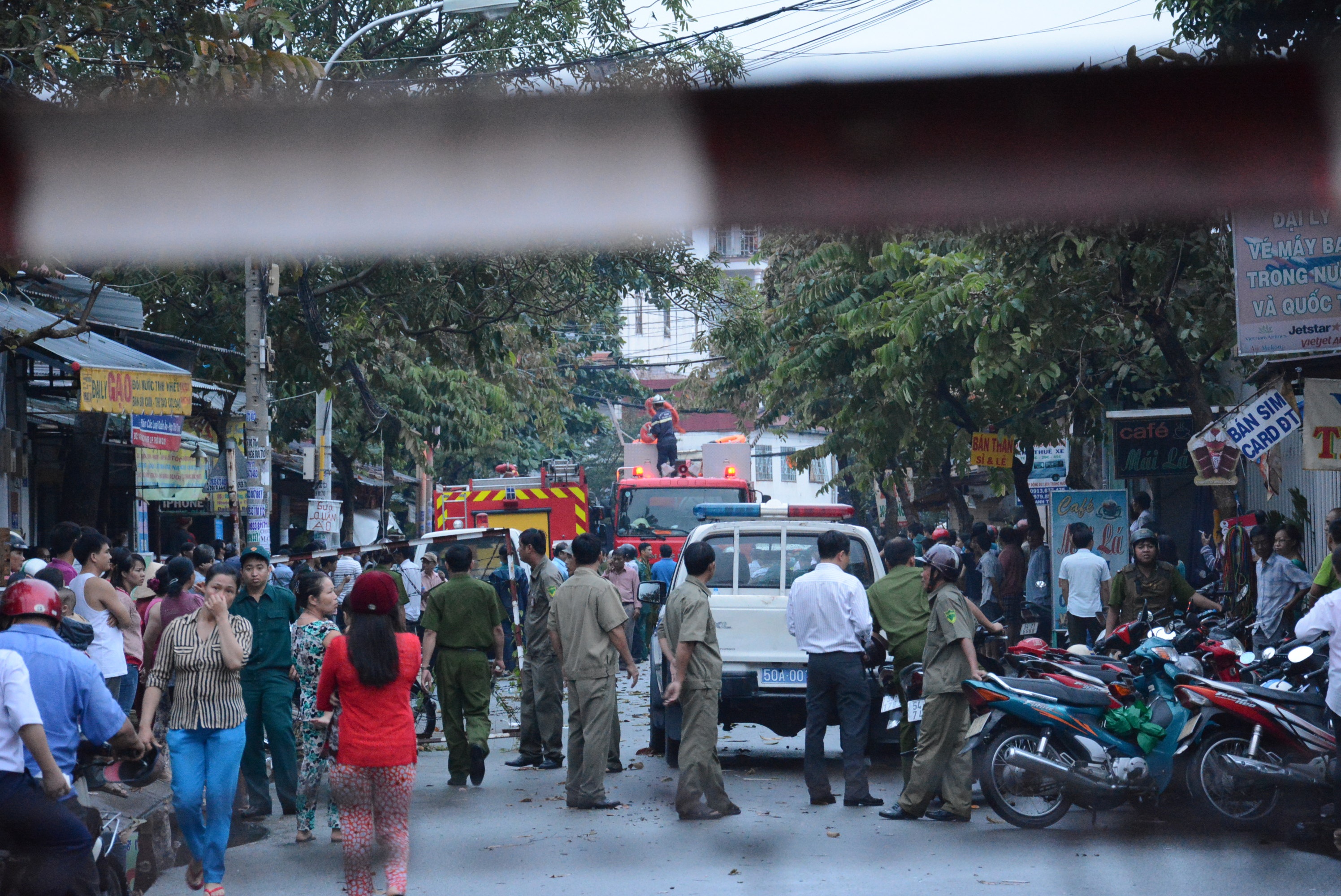 Lực lượng công an, dân phòng phong tỏa hiện trường nhiều lớp từ xa từ khi vụ nổ xảy ra lúc chiều.