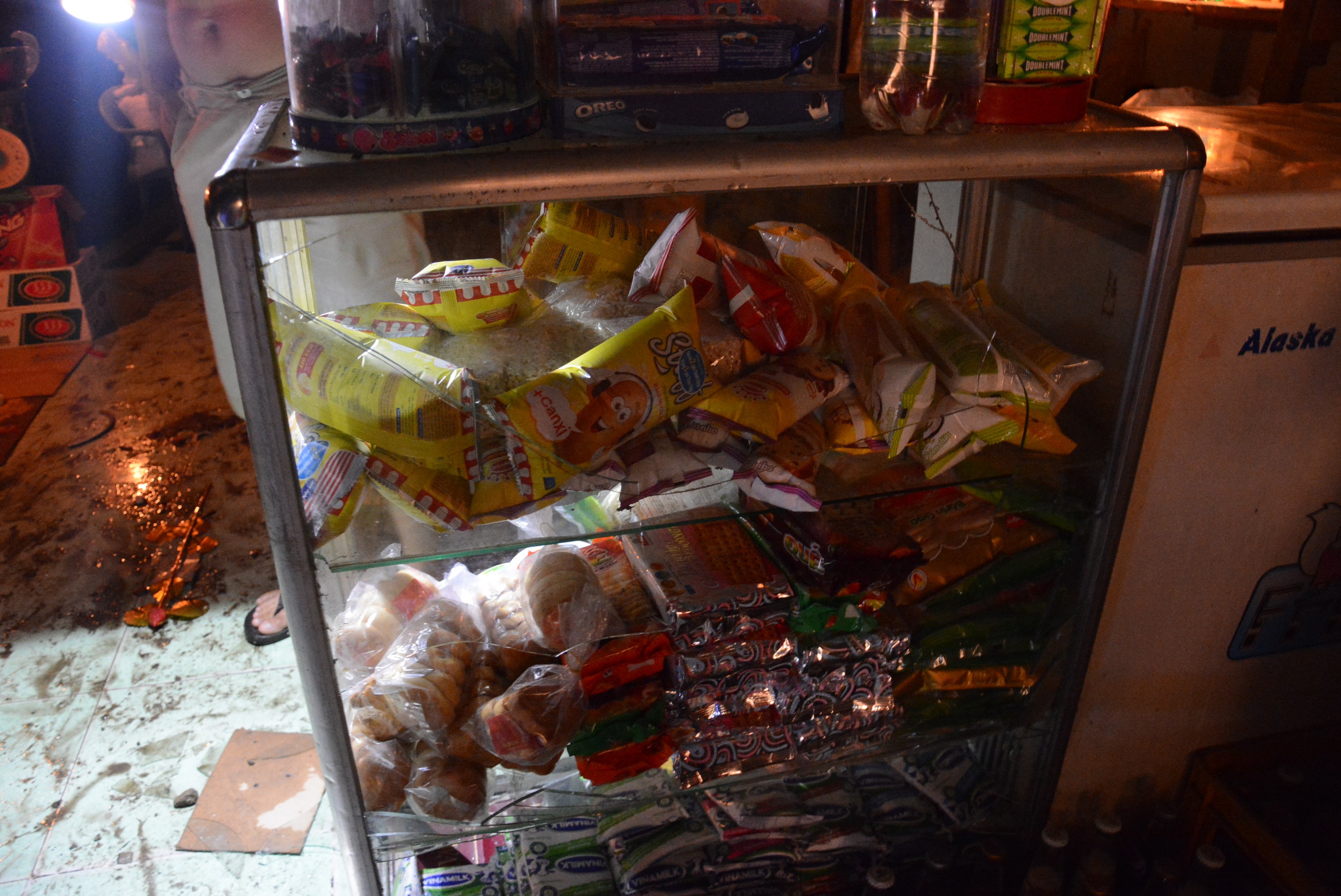 Tủ kính của các hộ gần hiện trường bị vỡ nứt do áp lực vụ nổ.