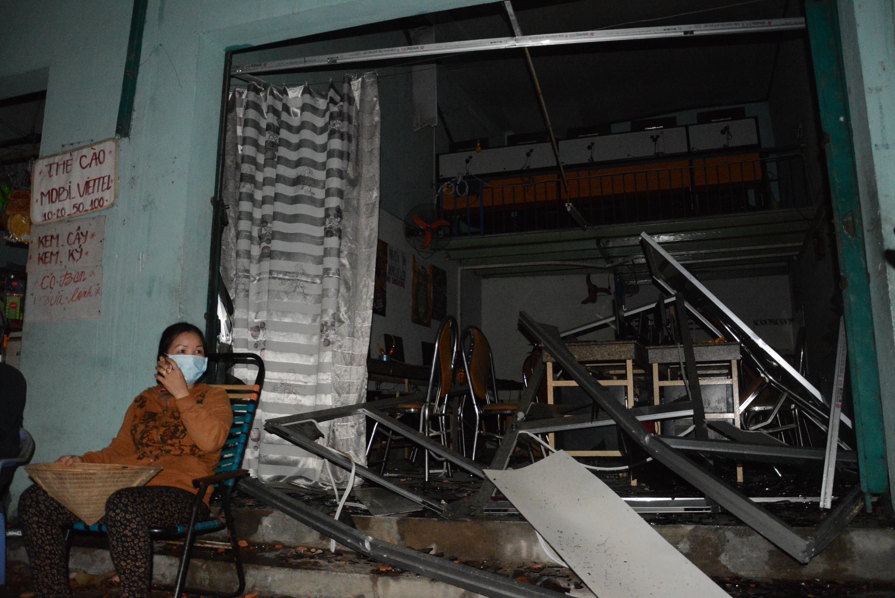 Nhà ông Võ Văn Hiệp, số 143/2 Thới An 19 kinh doanh quán net đối diện bị hư hỏng nặng từ máy tính cho đến nhà.