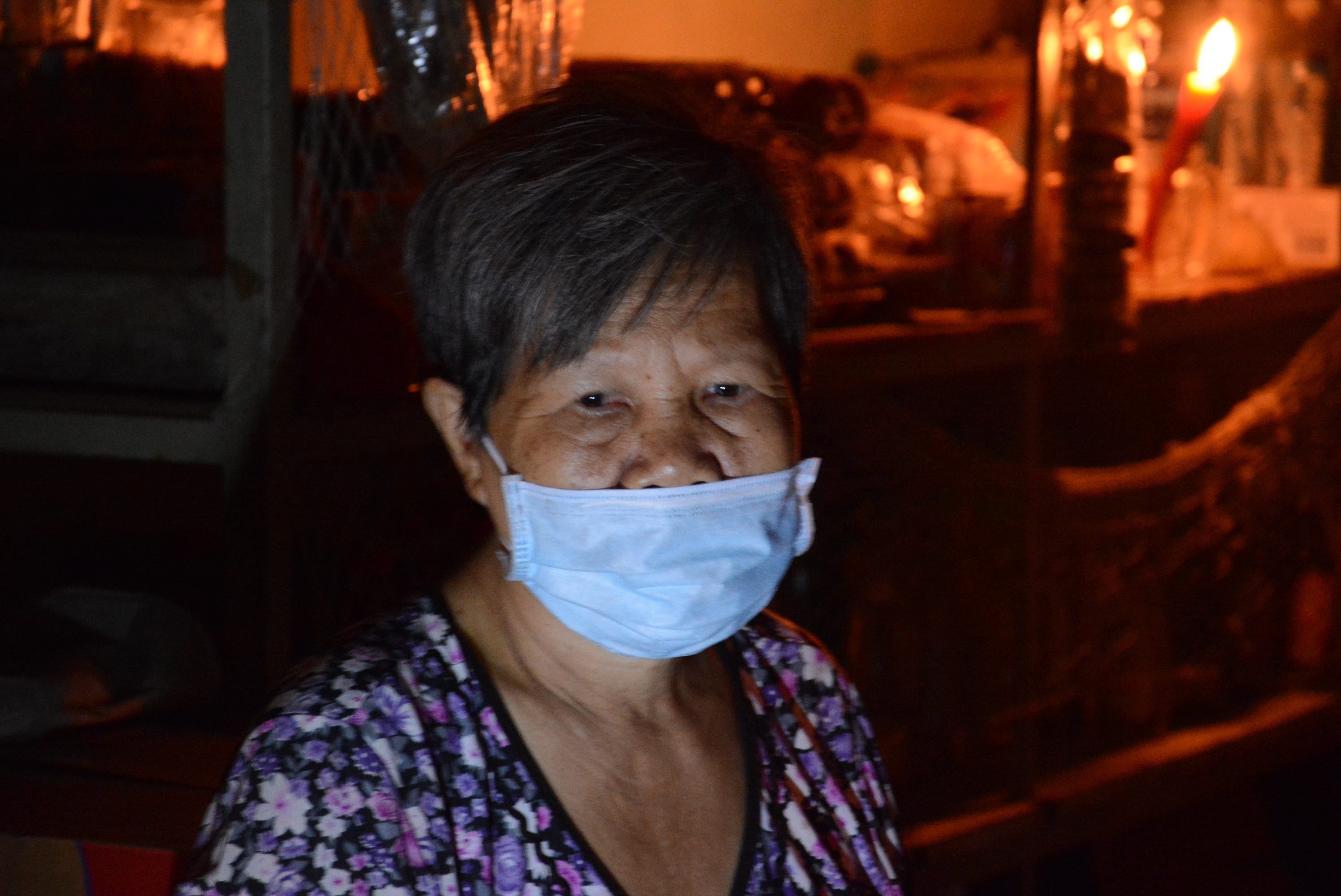 Người dân phải bịt khẩu trang do mùi hóa chất từ vụ nổ bốc lên nồng nặc.