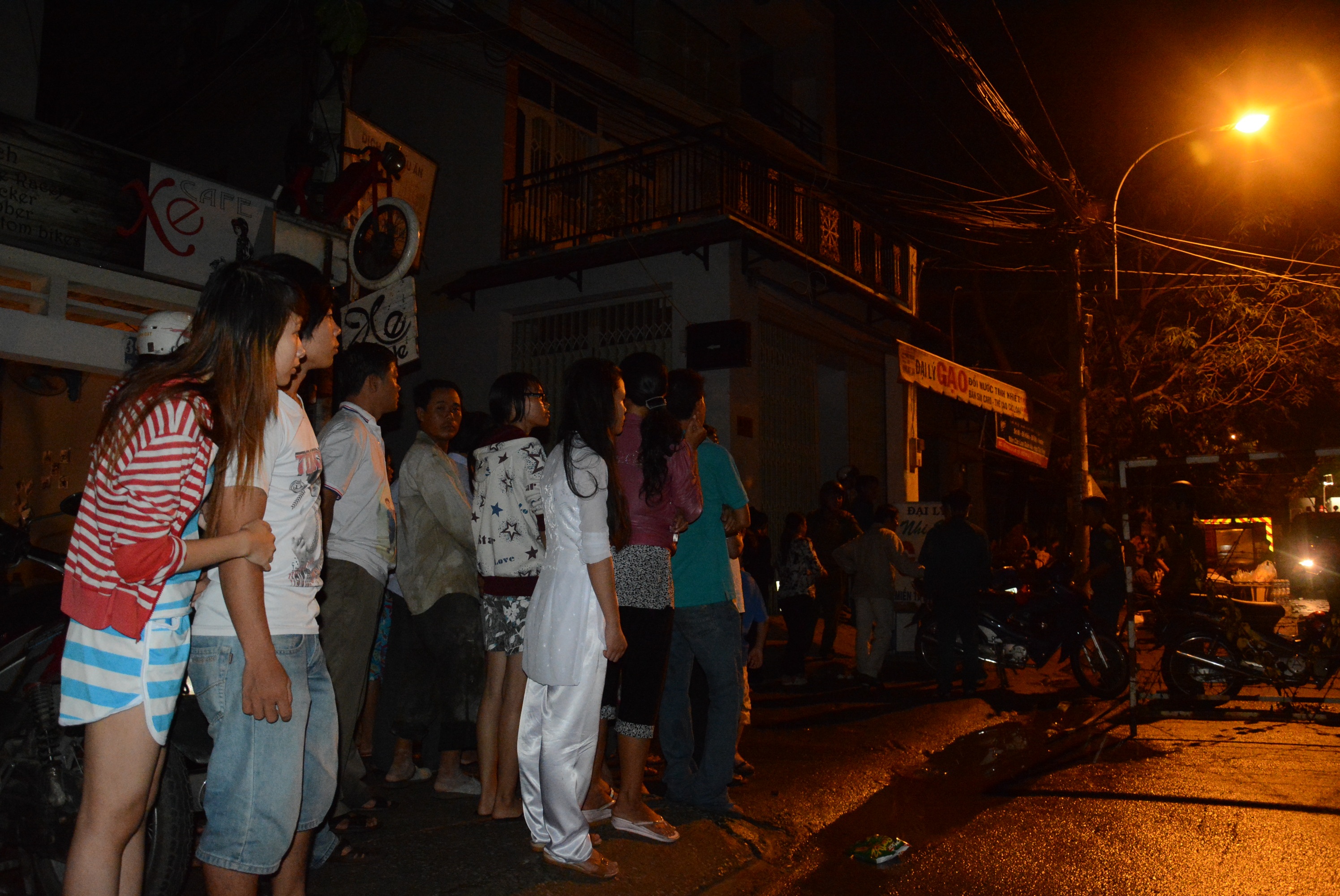 Người dân hiếu kì tập trung rất đông tại hiện trường.