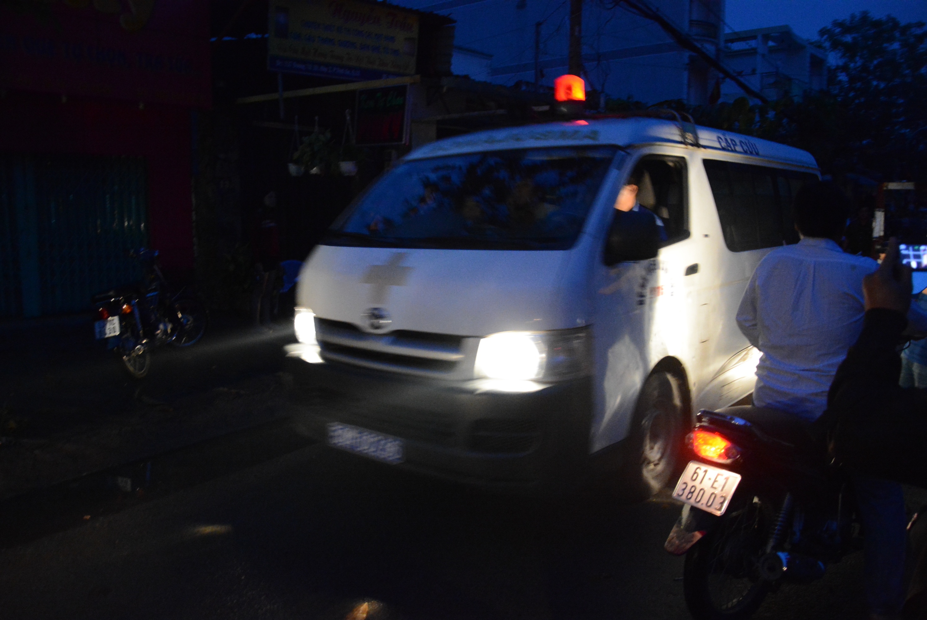 Xe cứu thương đưa các nạn nhân đi cấp cứu.