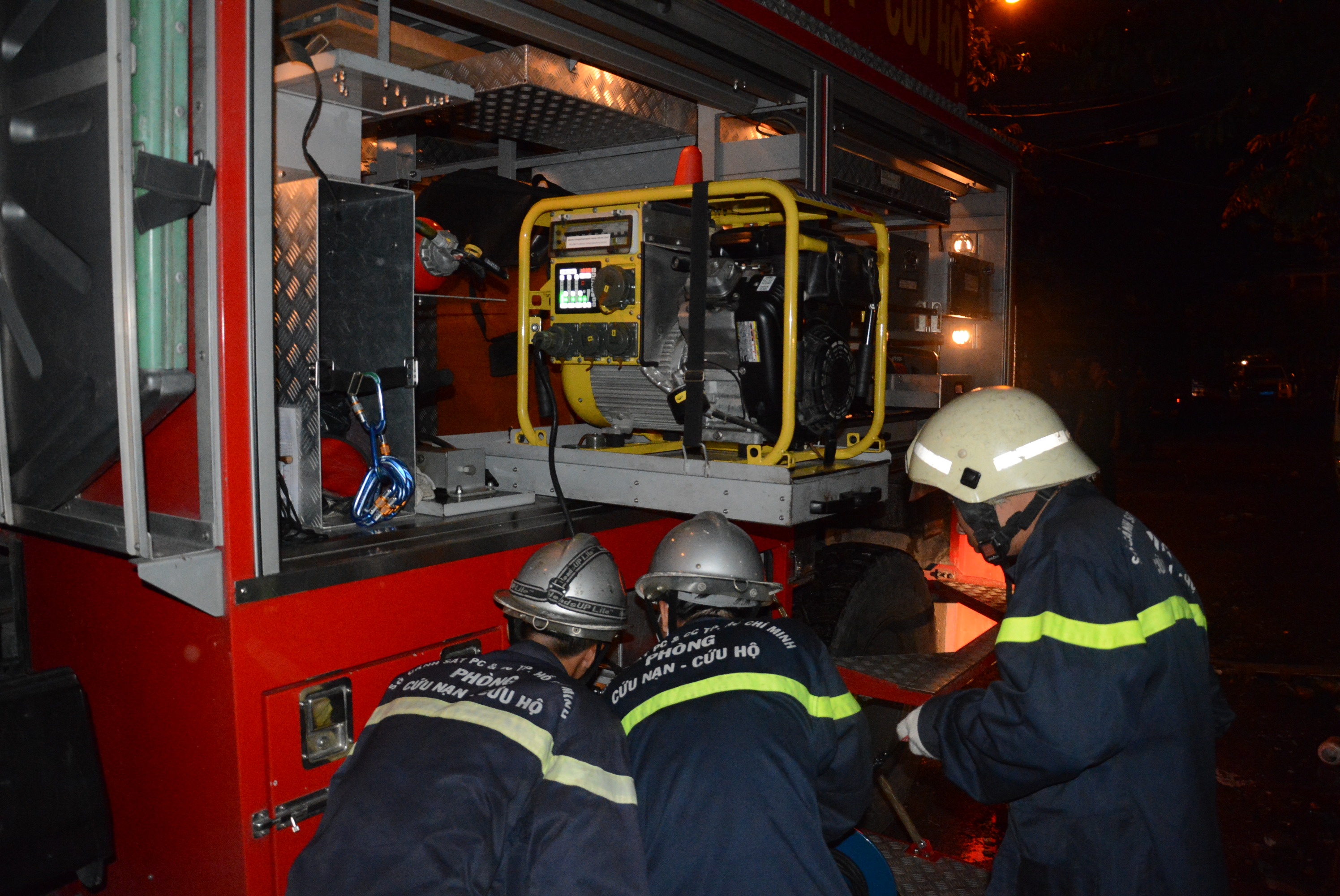 Vụ nổ khiến khu vực này bị cúp điện nên lực lượng PCCC phải dùng máy phát điện để tiếp cận hiện trường.