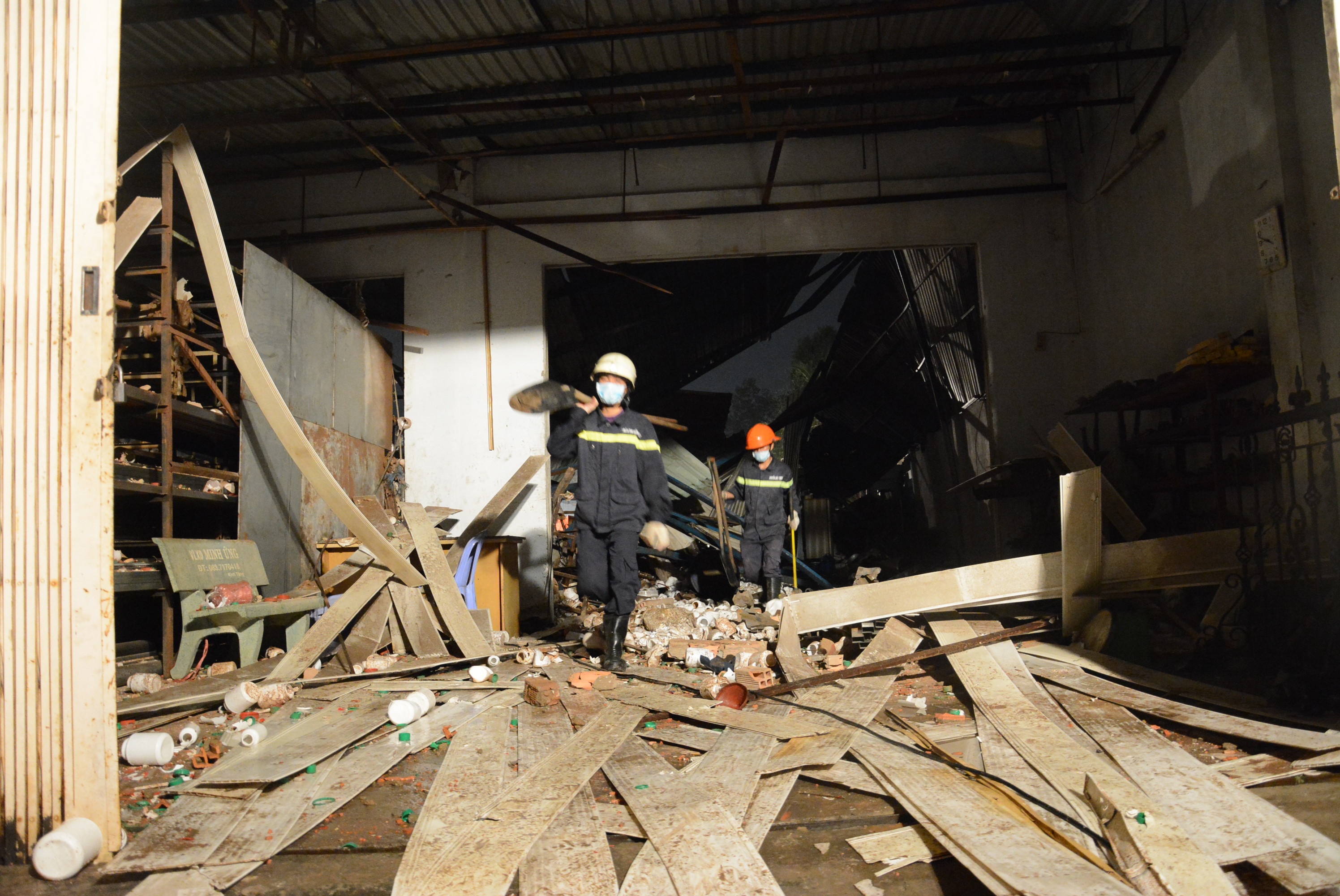 Hiện trường bên ngoài vụ nổ.