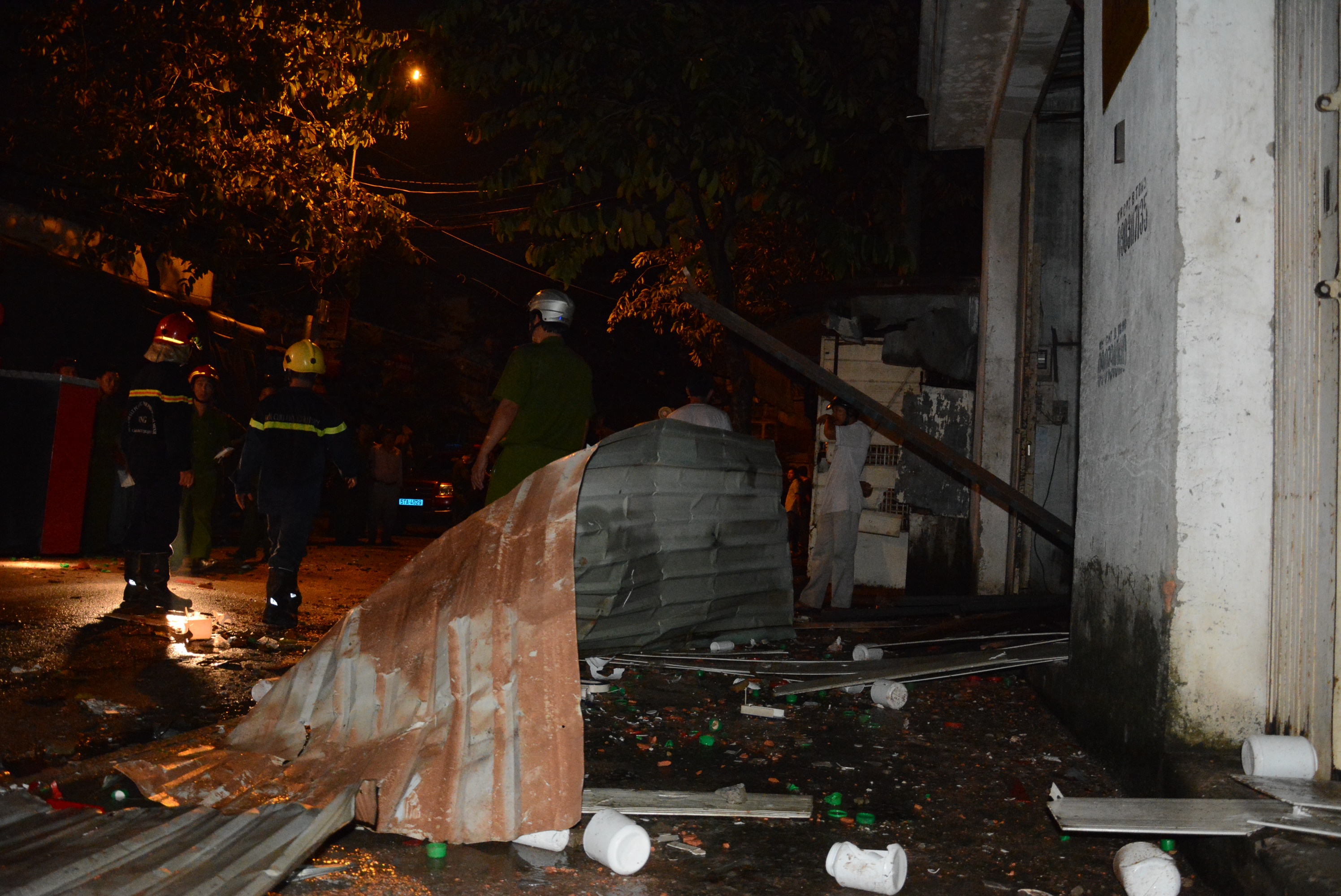 Mái tôn và các mảnh vỡ bay tung tóe khắp nơi.