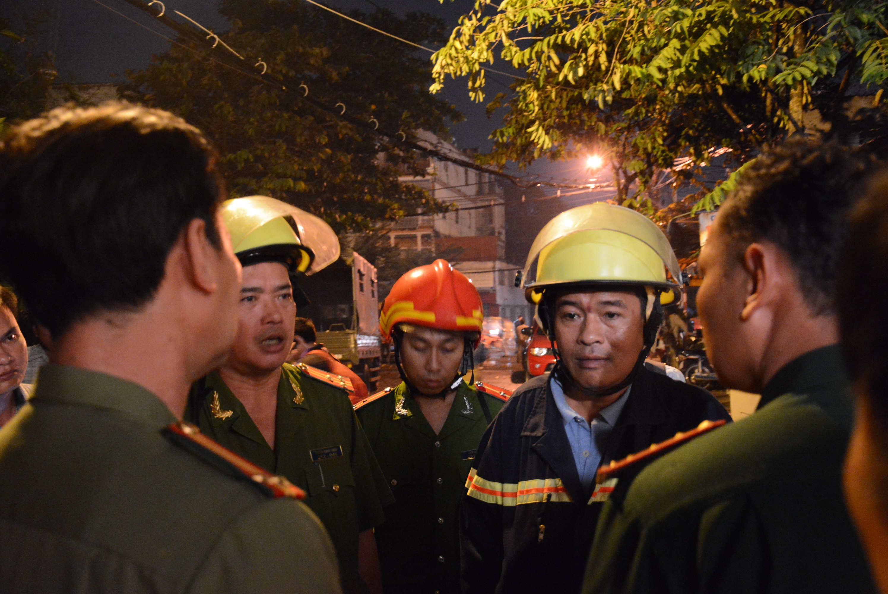 Lực lượng công an và PCCC bàn bạc triển khai phương án giải quyết hiện trường vụ nổ.