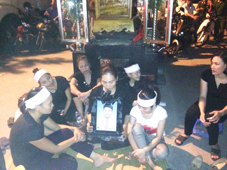 Dang dua dam ma, bat ngo mang quan tai ra nga 5 gay suc ep hinh anh