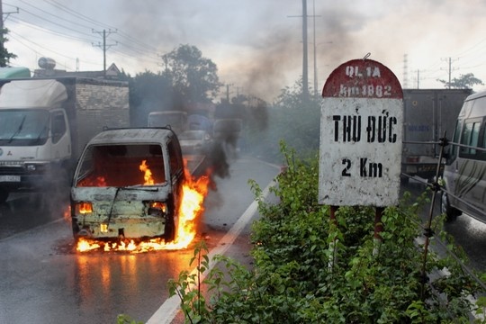 Xe tai chay ngun ngut tren quoc lo 1 hinh anh