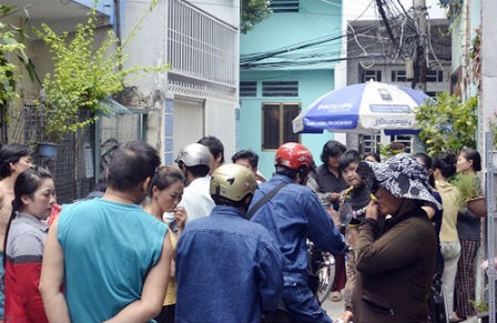 Hàng trăm người kéo đến chia buồn với gia đình nạn nhân.