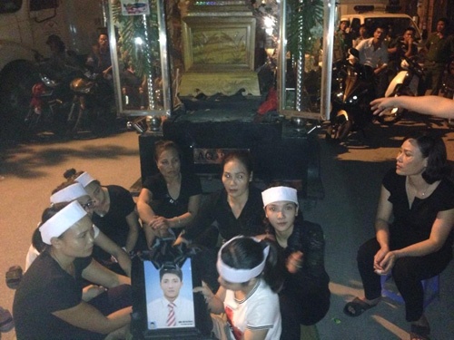 Gia đình đưa quan tài nạn nhân ra ngã 5 thị trấn Sặt để yêu cầu công an điều tra làm rõ nguyên nhân tử vong.