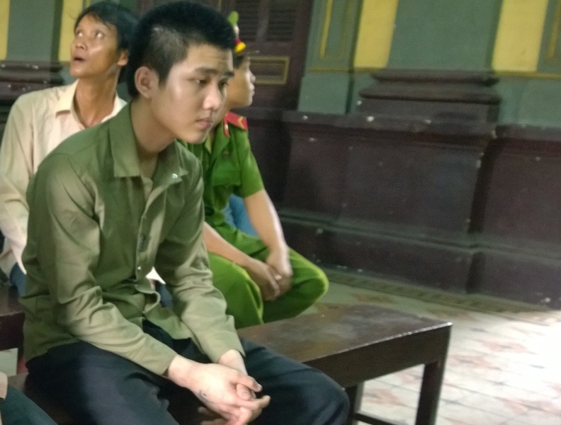 Tu tu so bi tiem thuoc doc khai them dong bon hinh anh