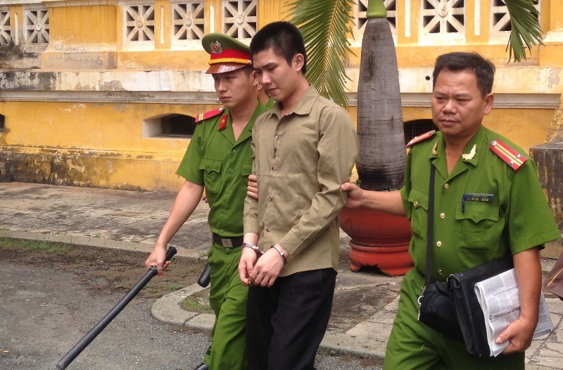 Hung thủ bị dẫn giải sau phiên tòa.