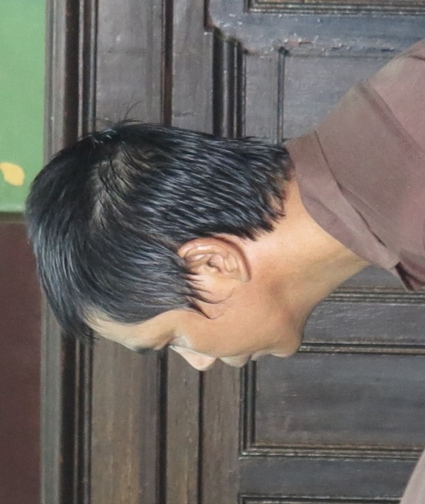 Bac thang leo vao phong ngu ham hai con rieng cua vo hinh anh