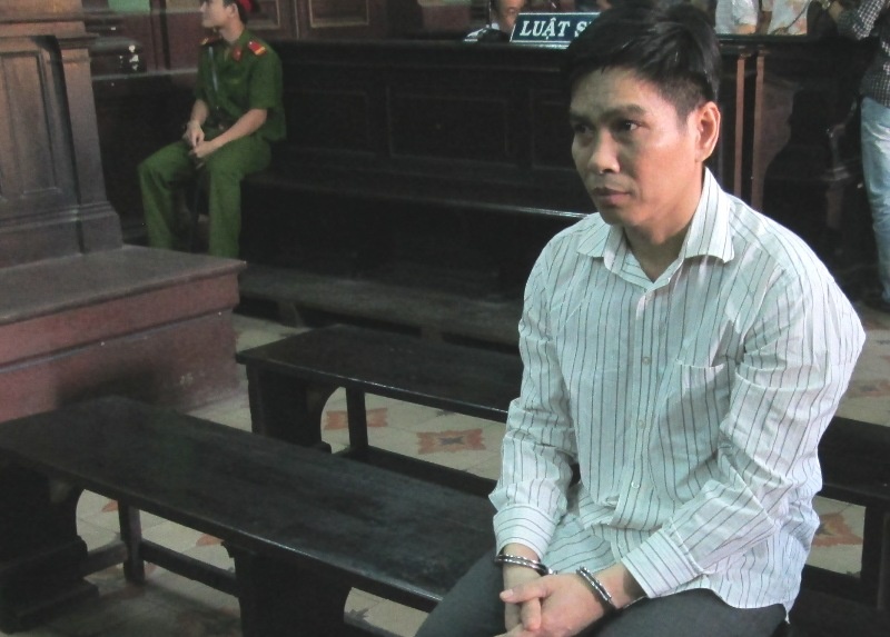 Ga dan ong ham hiep 2 be gai hang xom roi cho tien hinh anh