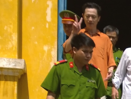 Kẻ thủ ác giơ tay tạo dáng khi thấy PV chụp hình.