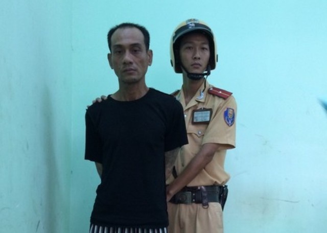 Giua dem dung dao lam rach co nguoi khac cuop dien thoai hinh anh