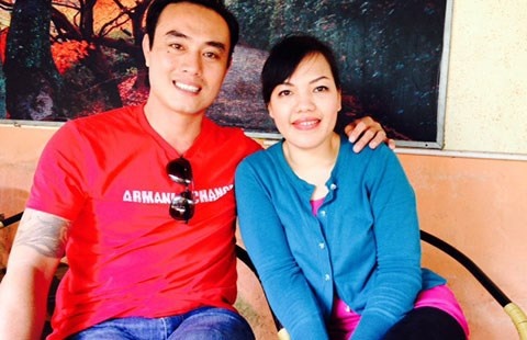 Nguoi mau cuoi vo trong tu, ra trai da co 2 con hinh anh