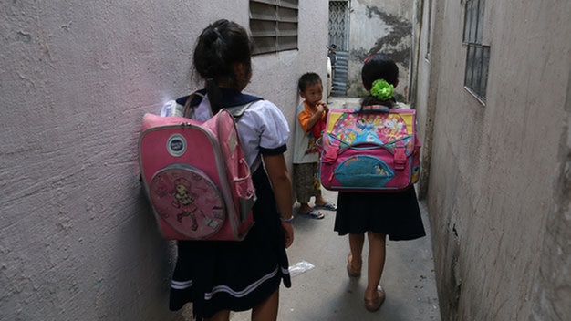 Du hoc sinh de lot bong tai hinh anh