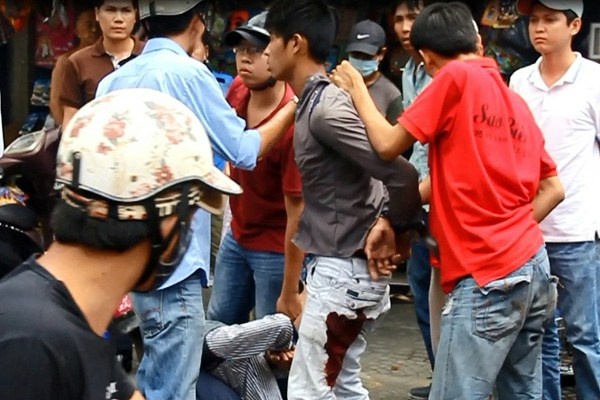 Hai ten cuop bi canh sat ban vao dui linh an tu hinh anh