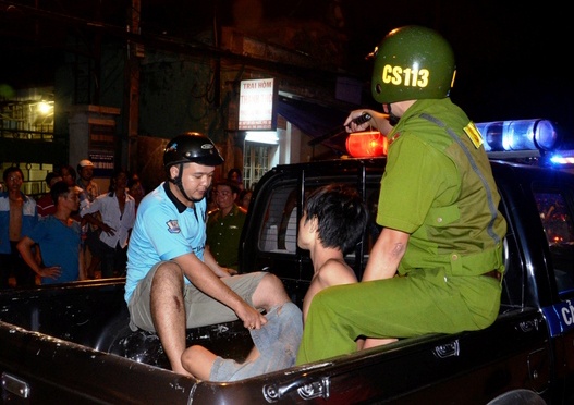Canh sat leo vao nha quat nga ke ngao da hinh anh