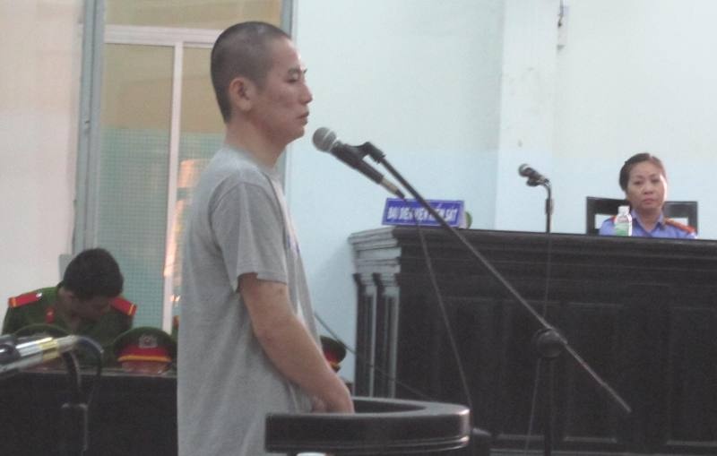 Yêu râu xanh trước vành móng ngựa.