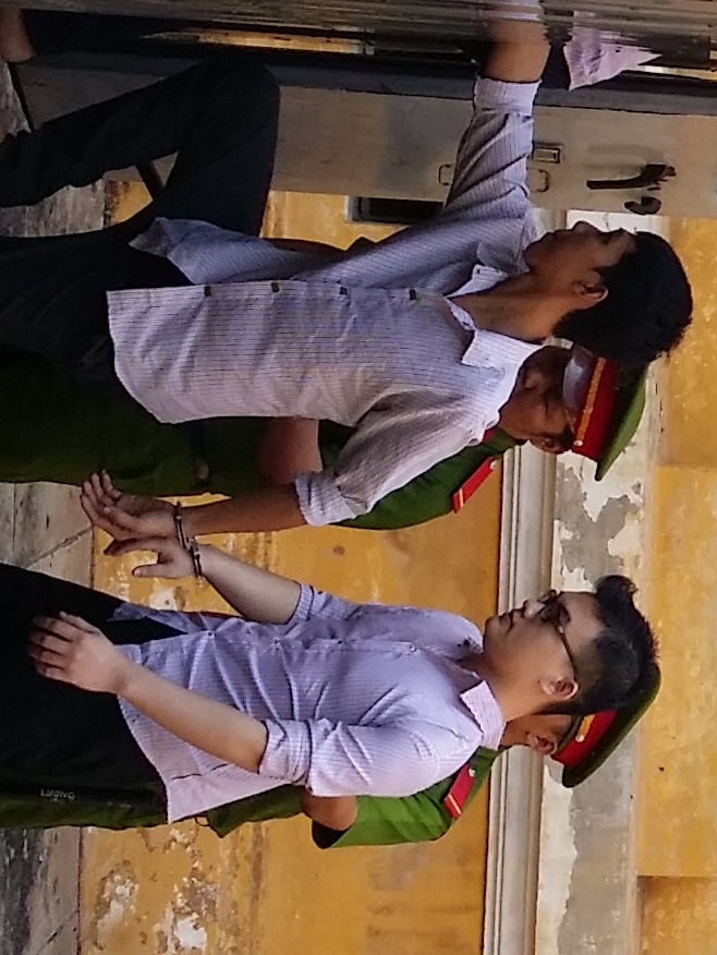 Ke do nuoc soi vao mieng con gai nguoi tinh doi dien an tu hinh anh