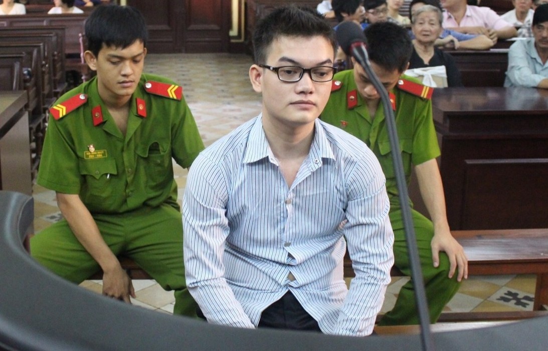 Tu hinh hung thu do nuoc soi vao mieng thieu nu hinh anh
