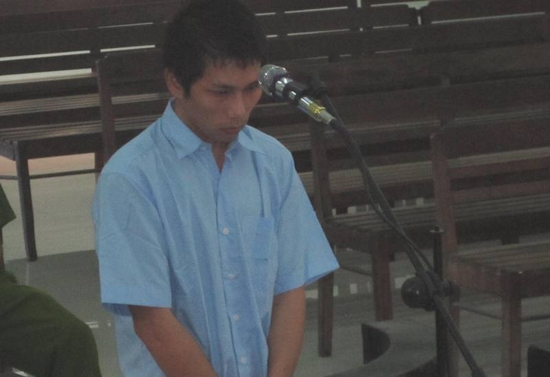 Linh an tu vi dap chai bia vao dau ban hinh anh