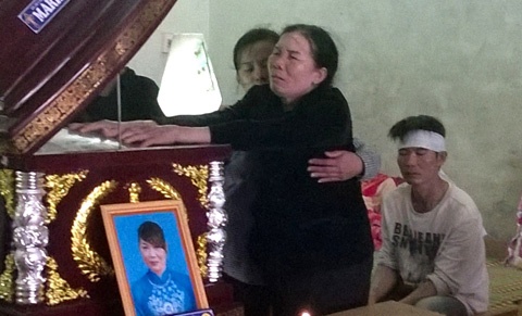 Người thân khóc thương nạn nhân.