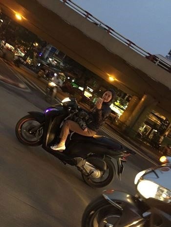 Hình ảnh cô gái mà Beckham đăng tải trên Facebook.