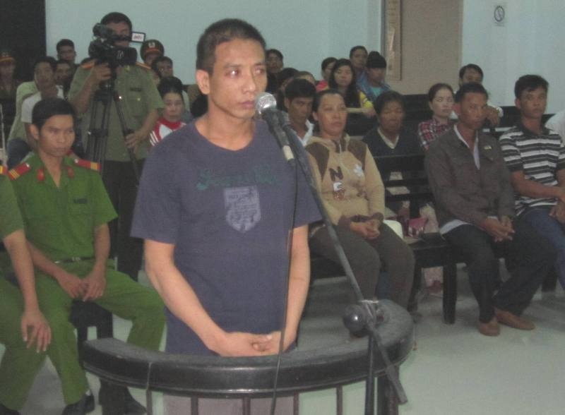 Hoan xu ke ham hiep roi nhet thieu nu vao ong cong hinh anh