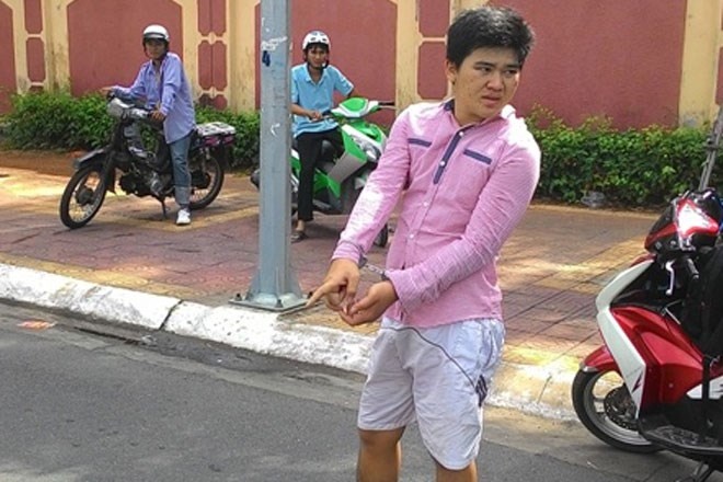 Anh ruot bo tien do xang cho em trai di... cuop hinh anh